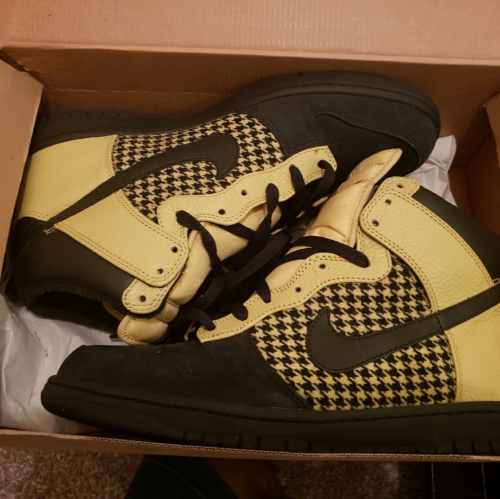 Tennis shoes
